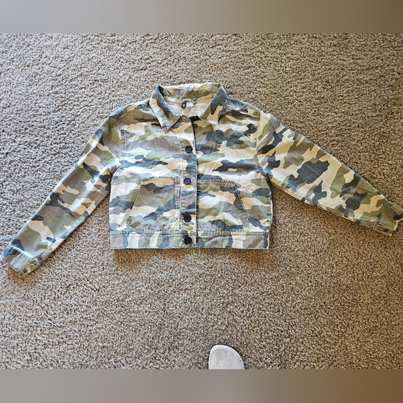 Divided Cropped Button-Front Camouflage Jacket, Size Medium - Picture 2 of 8